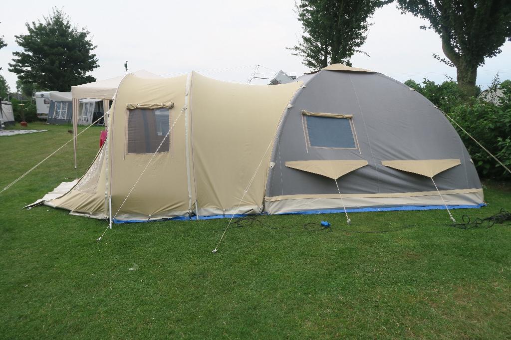 Karsten tent 350 incl. luifels staalgrijs/beige en pomp, Ophalen, Zo goed als nieuw, Meer dan 6