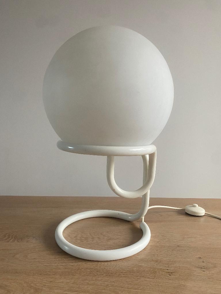 Globe Domani lamp | Aldo van den Nieuwelaar vintage jaren 60, Huis en Inrichting, Lampen | Tafellampen, Gebruikt, 50 tot 75 cm