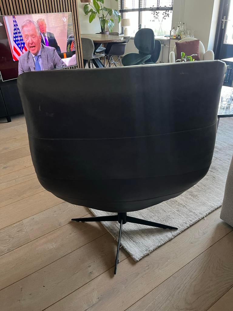 Mooie draaibare zwarte leren fauteuil van het merk Bodilsol, Huis en Inrichting, Fauteuils, Ophalen, Gebruikt, 75 tot 100 cm, 50 tot 75 cm