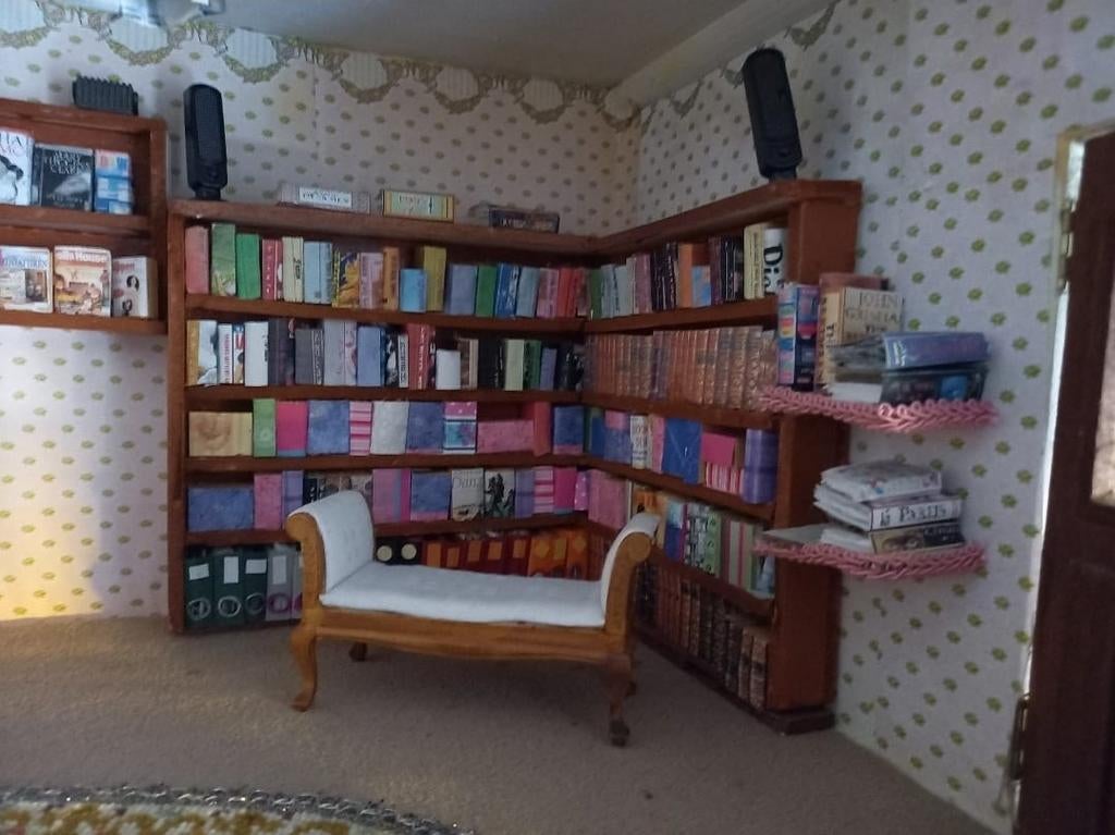 Grachtenpand poppenhuis meubeltjes en popjes, Ophalen, Zo goed als nieuw, Poppenhuis