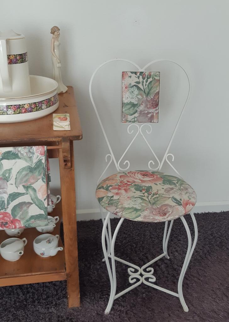 Brocante smeedijzeren stoeltje, boudoir stoeltje, jaren 60., Huis en Inrichting, Stoelen, Ophalen, Jaren 60, Overige kleuren, Zo goed als nieuw