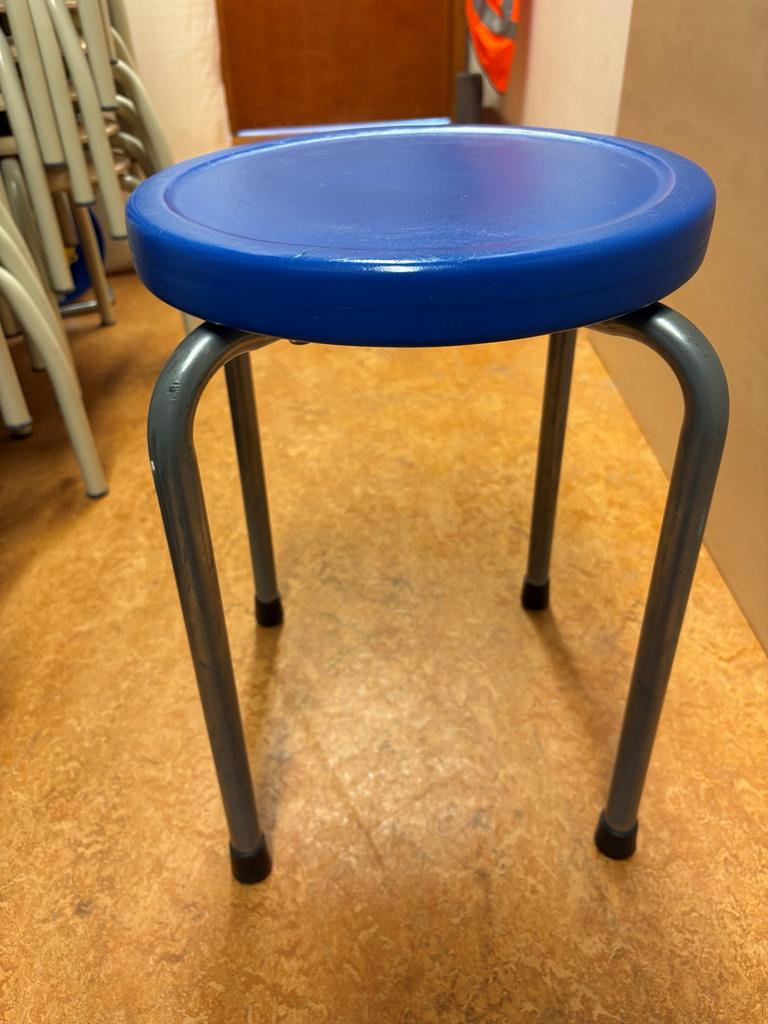 35 Gekleurde kruk, rode, blauwe, gele  en zwarte krukken, Ophalen, Zo goed als nieuw