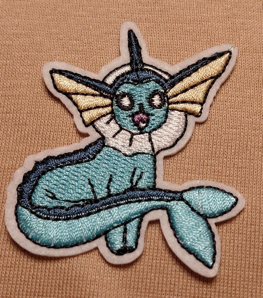 Opstrijkbare geborduurde applicatie  Vaporeon, Ophalen of Verzenden, Nieuw, Overige applicaties