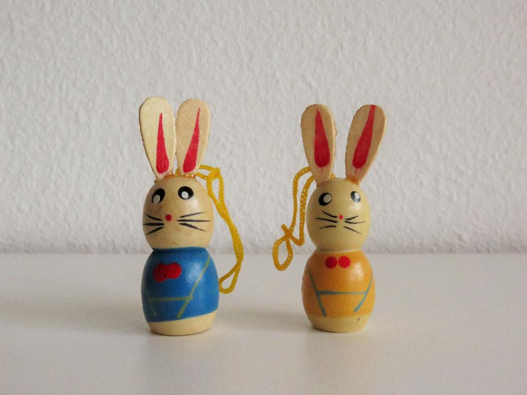 2 Houten paashazen, konijntjes hangers voor de paasboom, Ophalen of Verzenden, Zo goed als nieuw