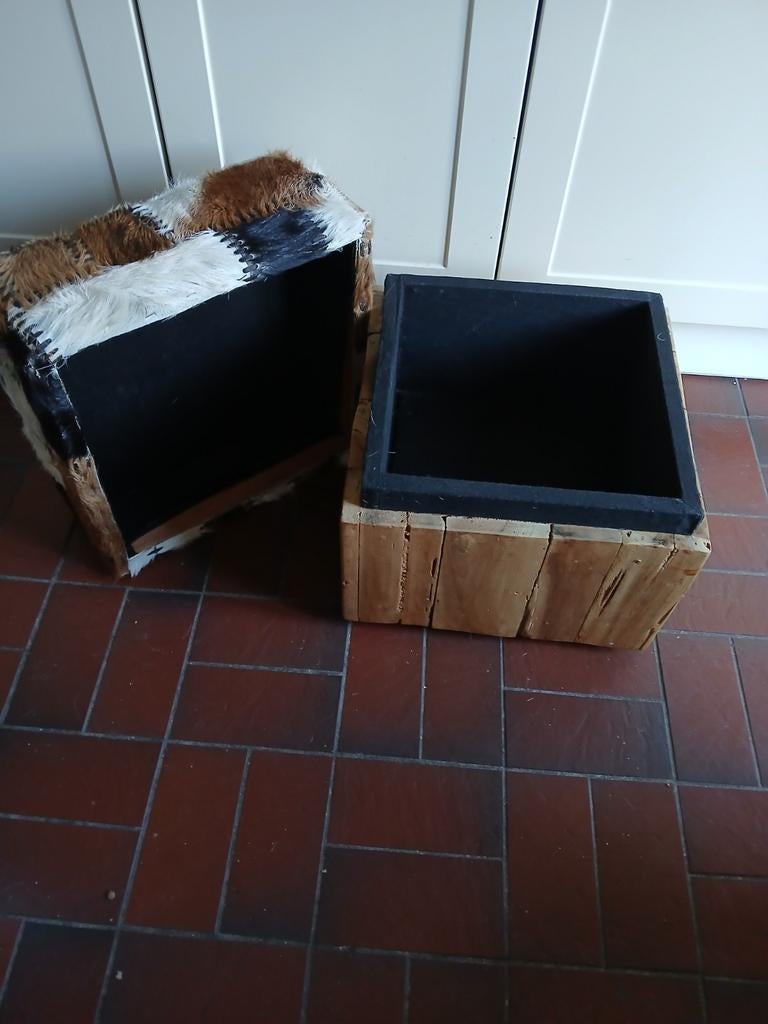 Poef / Kruk met Opbergruimte bekleed met geiten.bond, Ophalen, Minder dan 50 cm, Gebruikt, Minder dan 50 cm