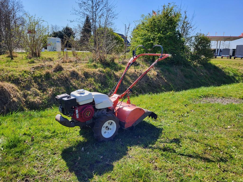 Verticuteermachine en tuinfrees TE HUUR ** HUREN