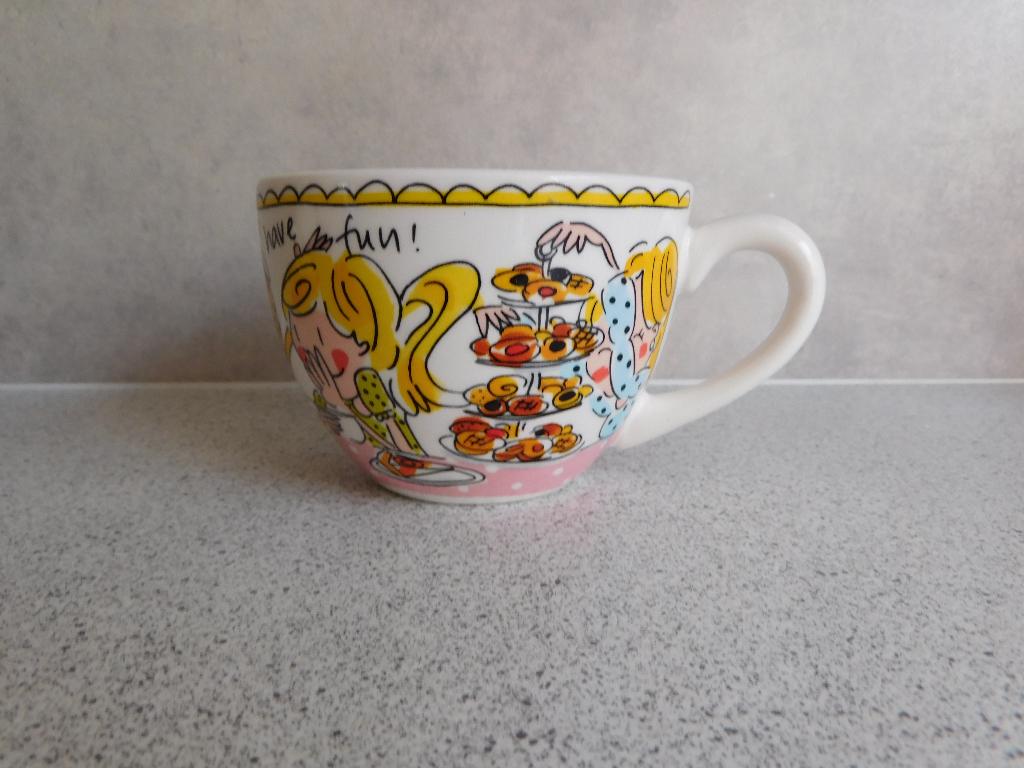 Theekom 12 cm. Girls just wanna have Fun Blond Amsterdam, Ophalen of Verzenden, Zo goed als nieuw, Kom(men), Overige stijlen