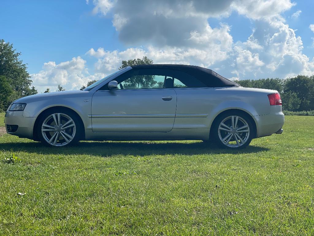 Audi A4 2.4 V6 125KW Cabrio AUT 2005 Grijs, Auto's, Audi, Zwart, Cabriolet, 4 stoelen, A4