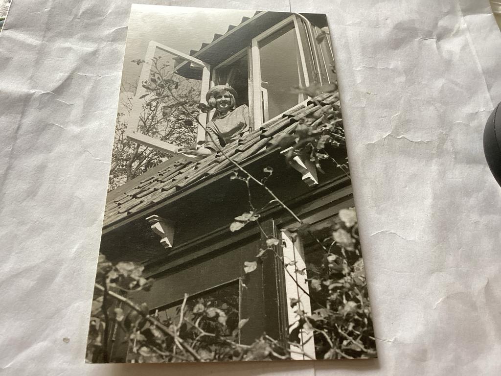 Vintage foto lachende vrouw in raam afm is 10x18 cm, 1960 tot 1980, Gebruikt, Foto, Ophalen of Verzenden