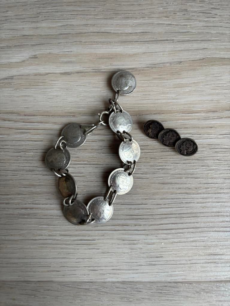 Zilveren armband van Wilhelmina dubbeltjes (10 cent) – 1944, Ophalen of Verzenden