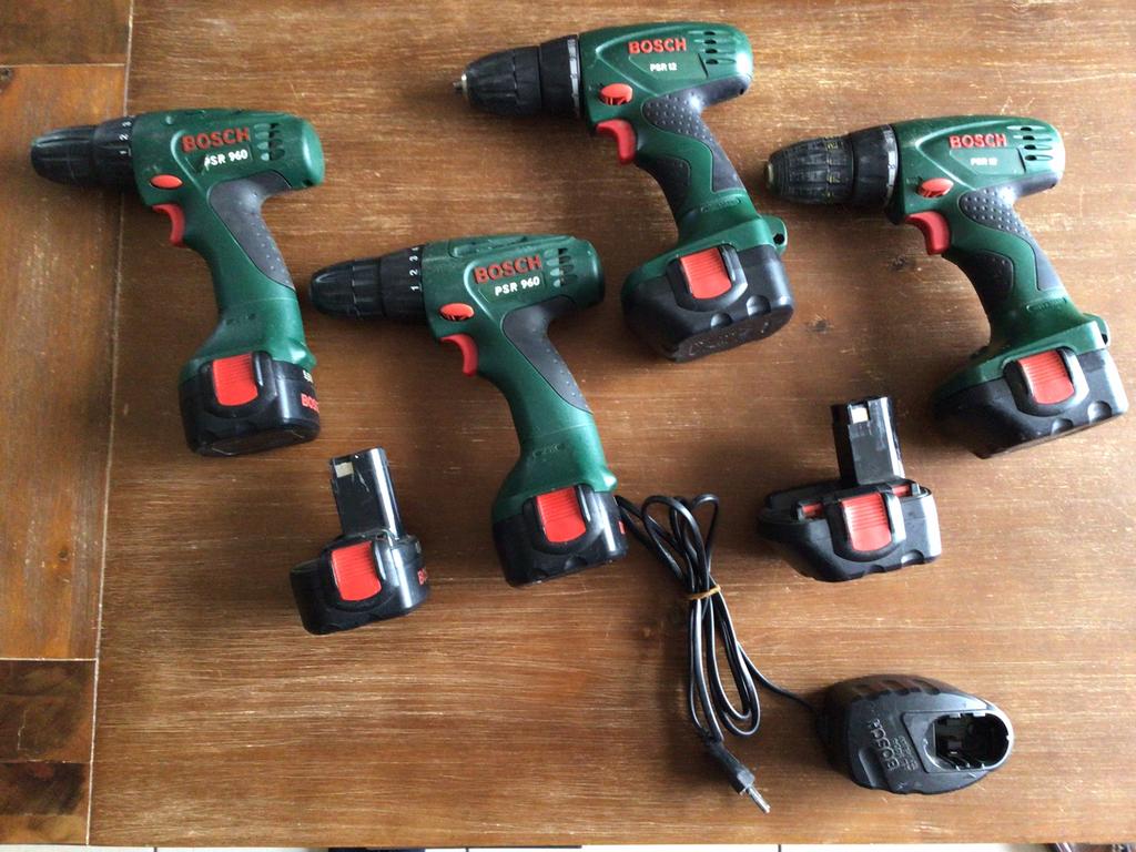 4x BOSCH schroef/boor machines met 6 accu’s en lader, Ophalen of Verzenden, Gebruikt, Minder dan 400 watt, Boor- en Schroefmachine