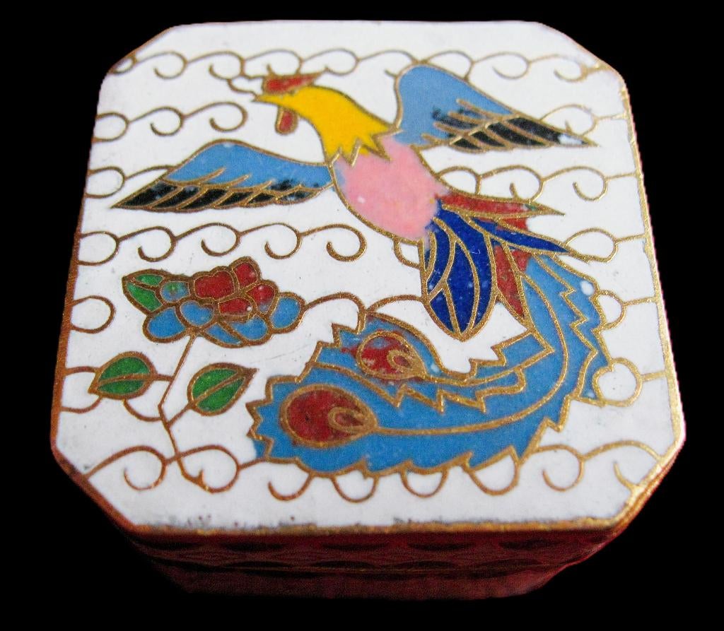 Aparte pillendoos met witte email cloisonné., Ophalen