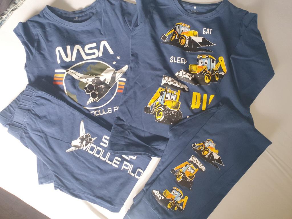 2 pyjama's maat 122 jongen, Kinderen en Baby's, Kinderkleding | Maat 122, Nacht- of Onderkleding, Ophalen of Verzenden, Zo goed als nieuw