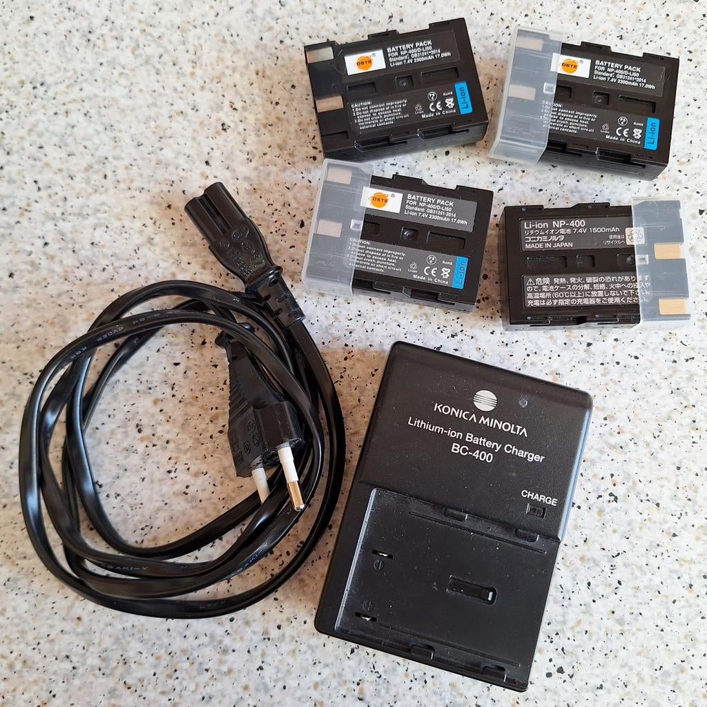4x accu NP-400 + 1x oplader BC-400, Audio, Tv en Foto, Fotocamera's Digitaal, Ophalen of Verzenden, Geen optische zoom