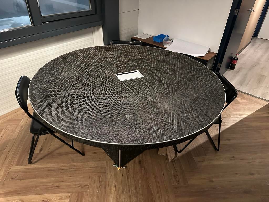 Ronde tafel met stopcontacten, Ophalen, Overige materialen, Gebruikt, 100 tot 150 cm