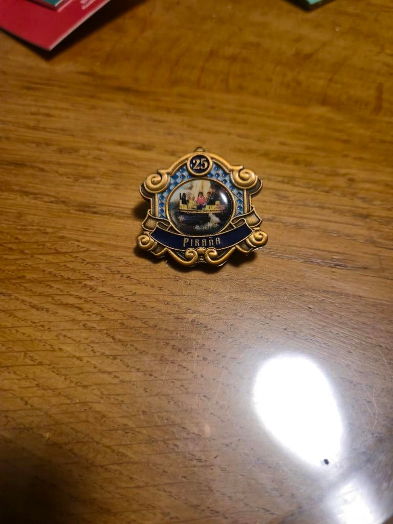 Efteling Pin Pirańa, Ophalen of Verzenden, Zo goed als nieuw, Button of Speldje