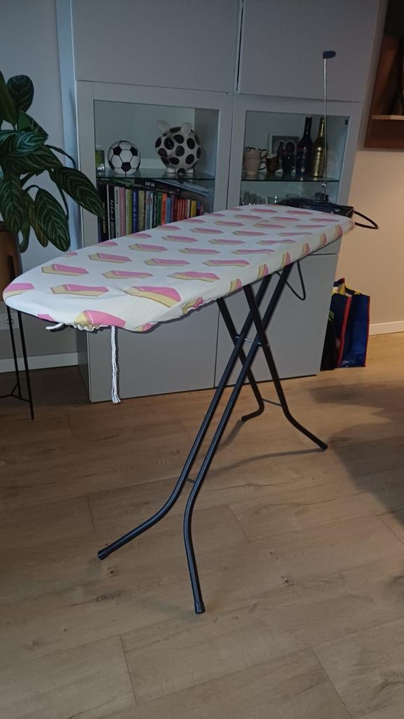 Strijkplank met vrolijke hoes., Ophalen, Zo goed als nieuw