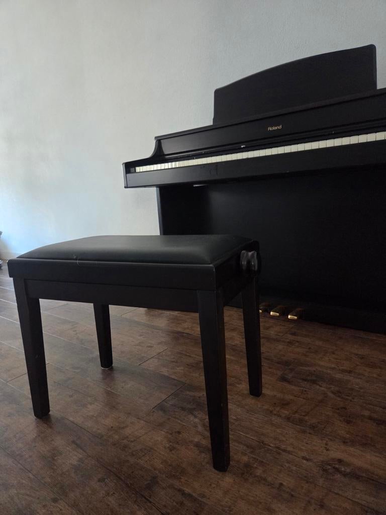Digitale piano Roland HP 337e met bank en 3 pedalen, Muziek en Instrumenten, Piano's, Ophalen of Verzenden, Gebruikt, Zwart