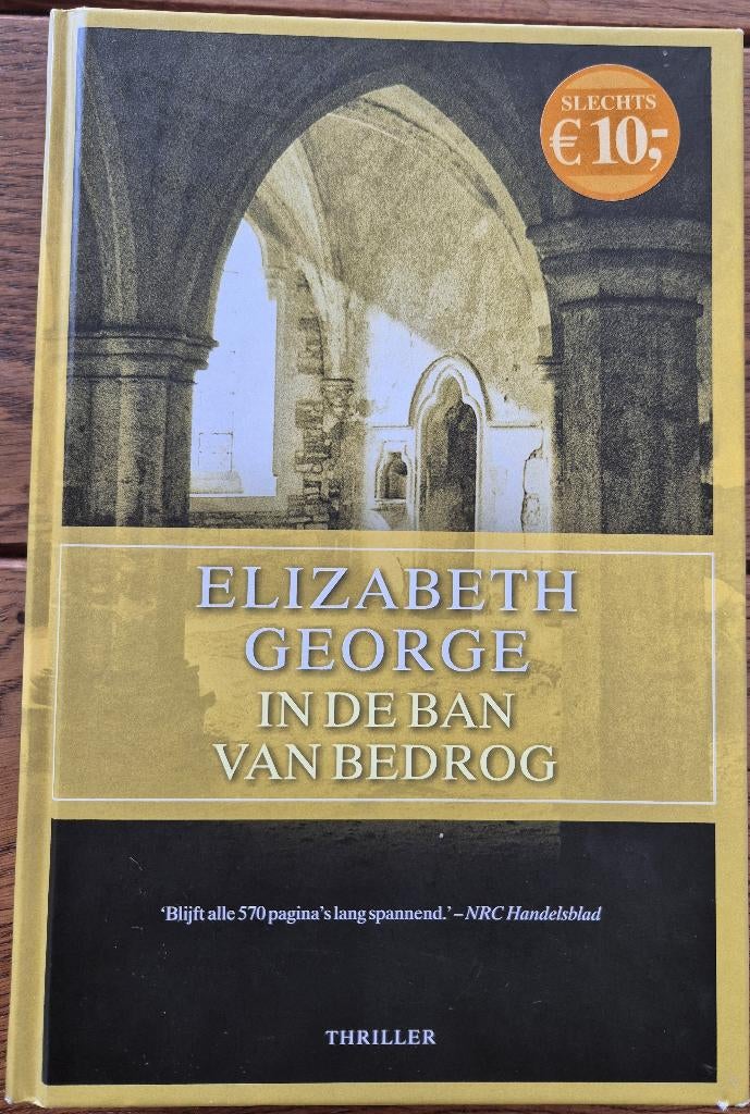 Boek In de ban van bedrog van Elizabeth George, Ophalen of Verzenden, Gelezen, Elizabeth George