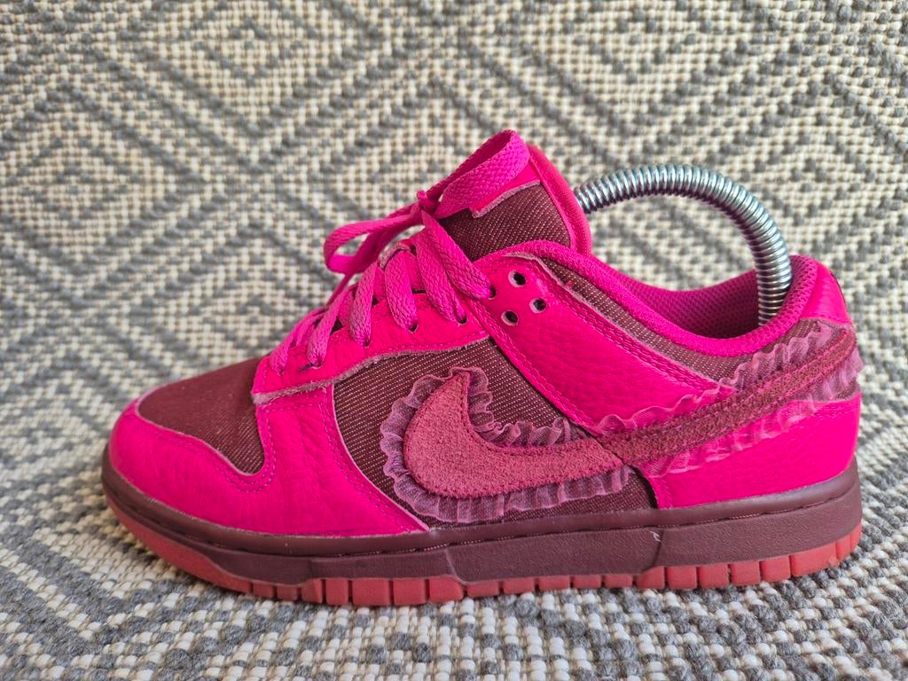Nike Dunk Low Valentine's Day 38.5, Nike, Ophalen of Verzenden, Roze, Sneakers of Gympen