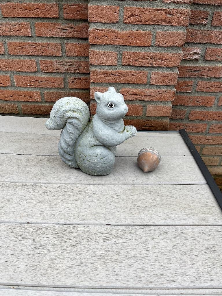 Betonnen eekhoorn, Ophalen, Zo goed als nieuw, Beton, Dierenbeeld