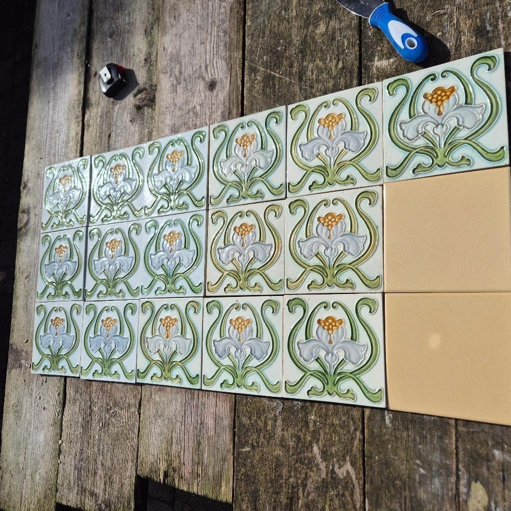 16 jugendstil wandtegels, decor in relief bloem Iris, Ophalen