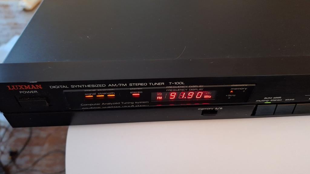 Luxman T-100L Tuner - Uitstekende Staat, Ophalen of Verzenden, Zo goed als nieuw, Analoog