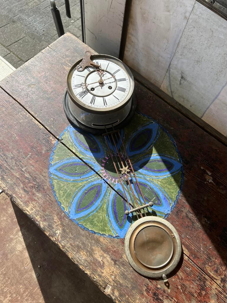 Oude klok met slinger en opwindsleutel, Ophalen of Verzenden