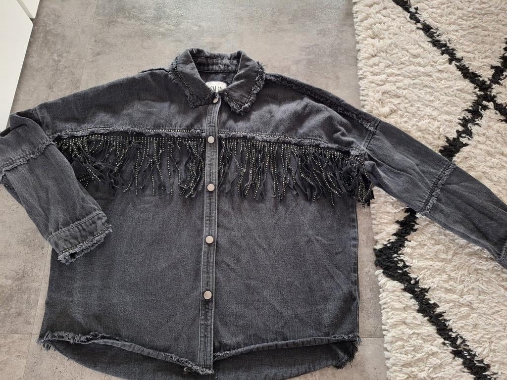 Gaaf zwart spijkerjasje/blousje met franje: Zara draagmt S!, Kleding | Dames, Ophalen of Verzenden, Zo goed als nieuw, Jasje, Maat 36 (S)
