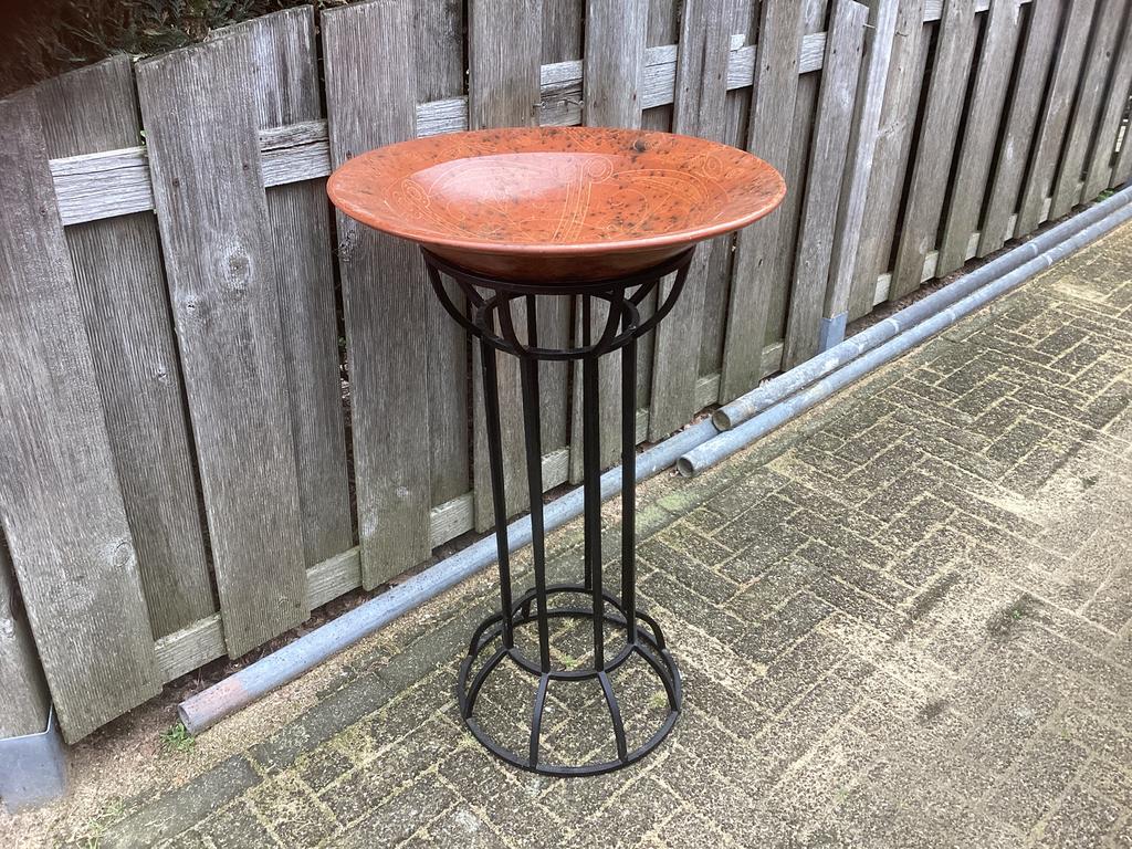 Mooie Sasak decoratieschaal op standaard, Ophalen, Gebruikt, Schaal, Rond