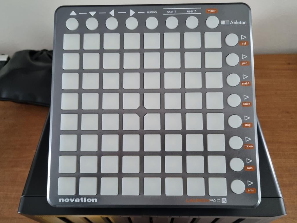 Novation Ableton Live Launchpad S met kantelbare standaard, Ophalen of Verzenden