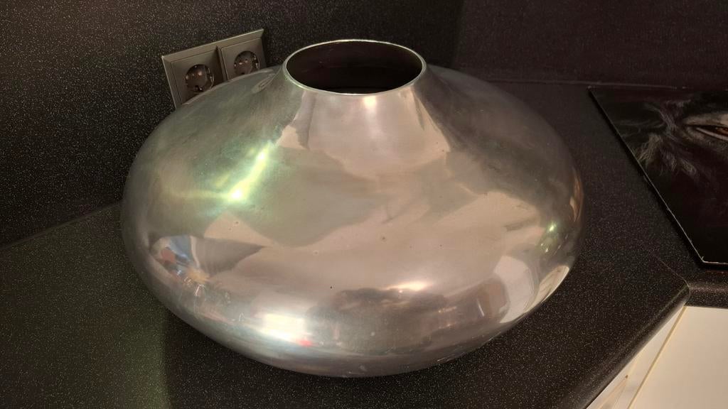 Bolvormige vaas van aluminium 45cm, Huis en Inrichting, Woonaccessoires | Vazen, Ophalen, Overige kleuren, Overige materialen