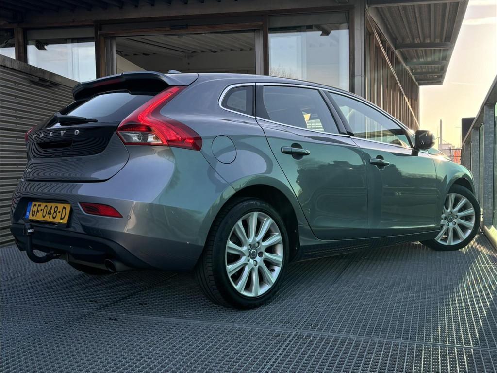 Volvo V40 1.5 T3 Momentum Automaat / Trekhaak / Cruise contr, Euro 6, 4 cilinders, 700 kg, Leder en Stof