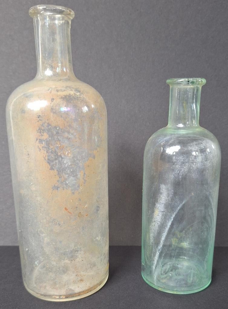 2 Oude medicijnflesjes - Bodemvondsten - Adv S 438, Ophalen of Verzenden
