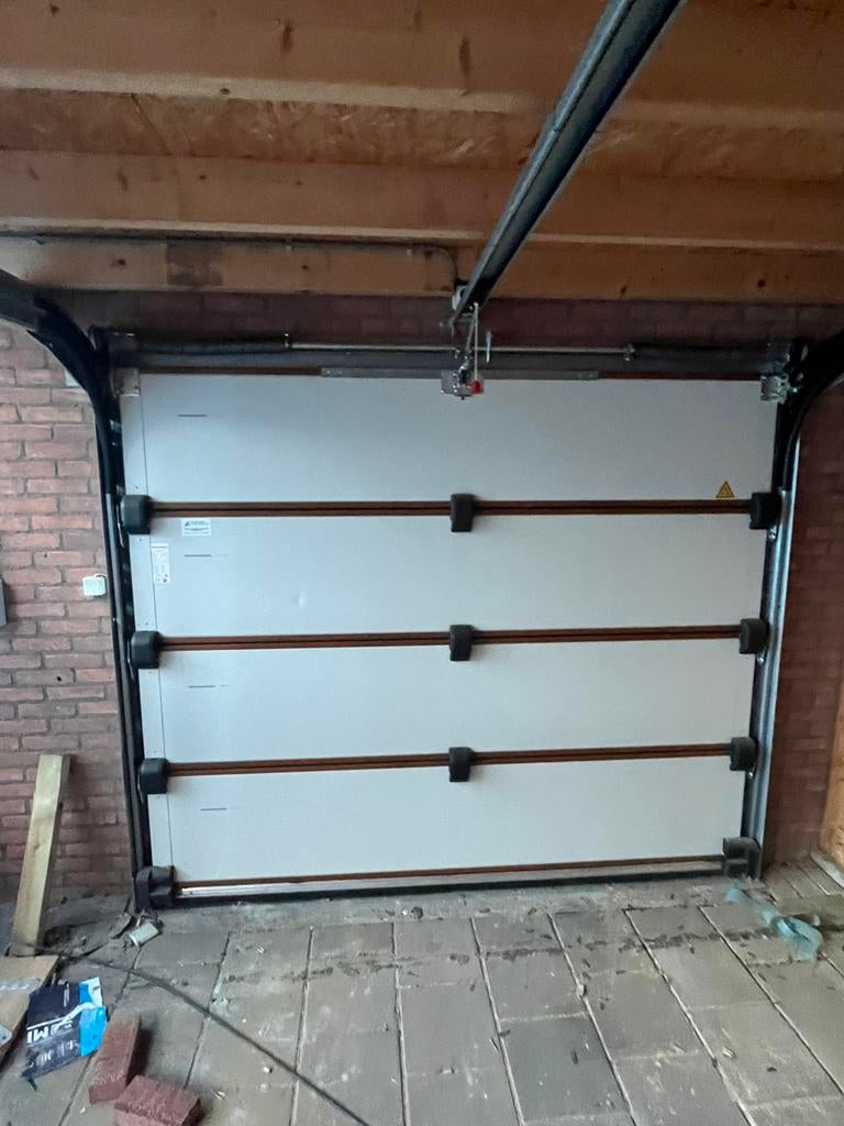 Garagedeur geïsoleerd en gemotoriseerd (Normstahl/houtlook), Doe-het-zelf en Verbouw, Deuren en Horren, Ophalen, Garagedeur, Zo goed als nieuw