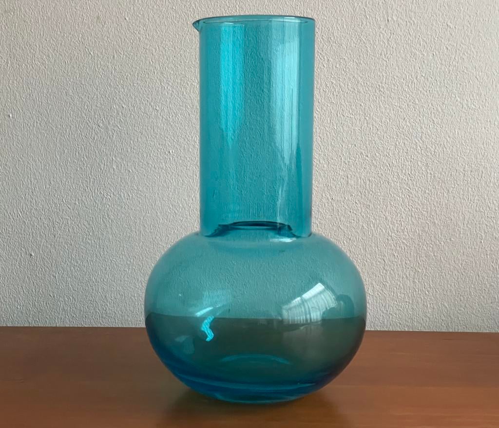 Nuutajärvi, Finland: karaf 1621 lichtblauw Kaj Franck 1955, Antiek en Kunst, Ophalen of Verzenden