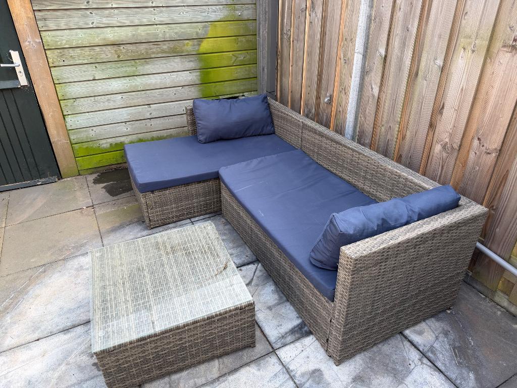 Tuin loungebank + tafel, Ophalen, Kunststof, Gebruikt, 3 zitplaatsen