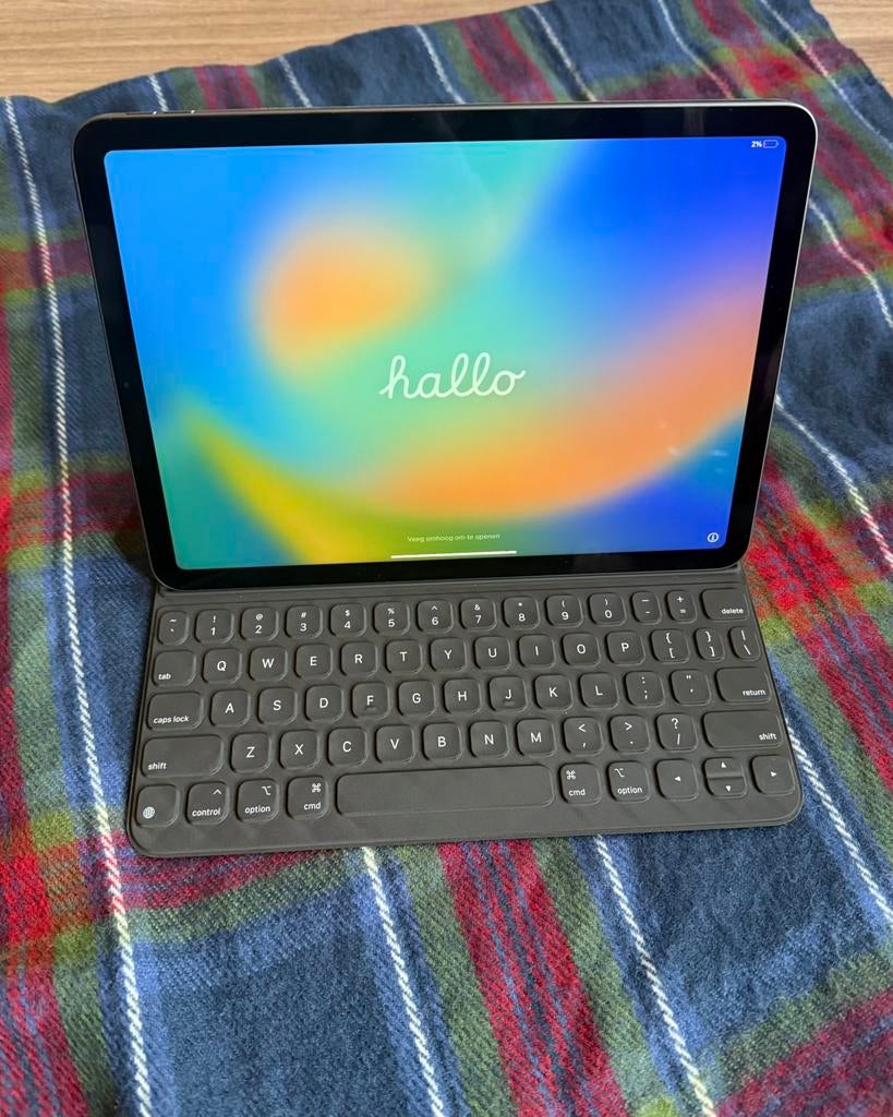 Ipad Air Gen5 256GB + toetsenbord case, 10 inch, Apple iPad Air, Ophalen of Verzenden, Zo goed als nieuw