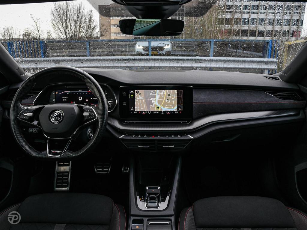 Skoda Octavia Combi 1.4 TSI RS iV PHEV Business 245 PK Panor, Stof, Gebruikt, 4 cilinders, Wit