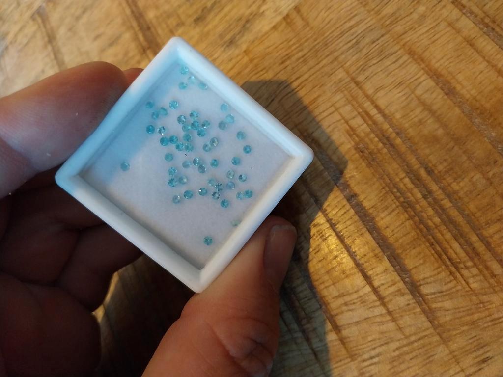 Kleine 2mm ronde apatatiet facet geslepen, Ophalen of Verzenden, Zo goed als nieuw