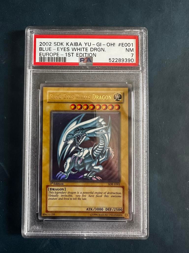 Blue-eyes White Dragon SKD-001 psa 7, Hobby en Vrije tijd, Verzamelkaartspellen | Yu-gi-Oh!, Ophalen of Verzenden, Zo goed als nieuw