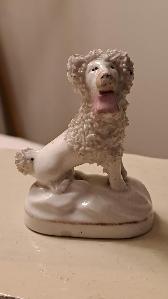 STAFFORDSHIRE POEDEL OP VOET  MET MANDJE 1840- 1900 6X5 CM, Verzenden