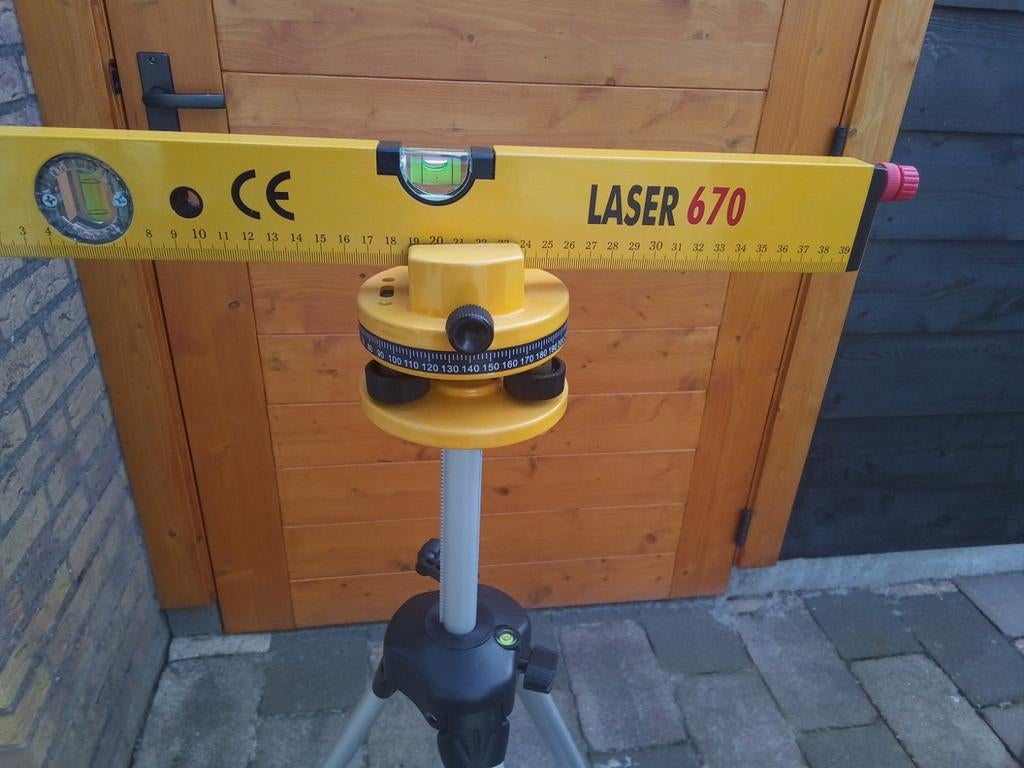 Laser waterpas  met in hoogte verstelbaar op statief, Doe-het-zelf en Verbouw, Meetapparatuur, Ophalen, Zo goed als nieuw, Overige meters