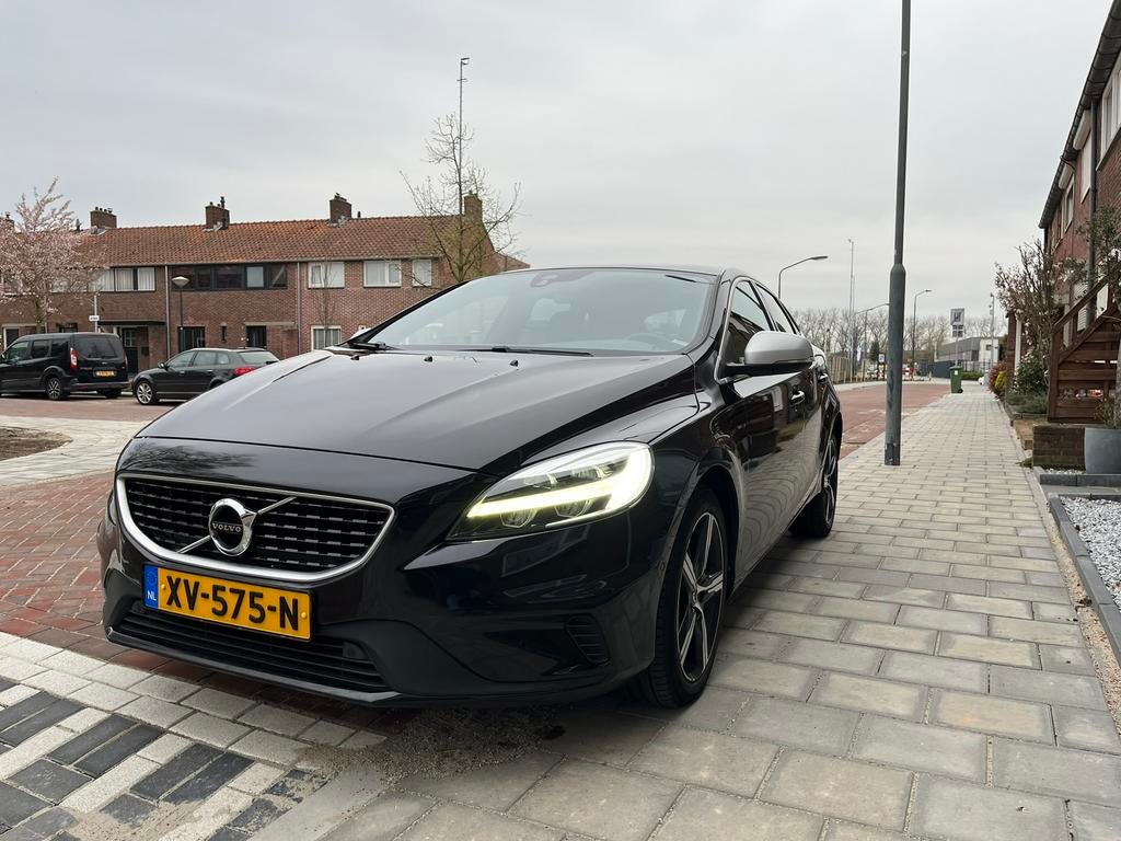 Volvo V40 1.5 T3 152PK 2019 R-Design Automaat, Auto's, Volvo, 1498 cc, 4 cilinders, 700 kg, Zwart