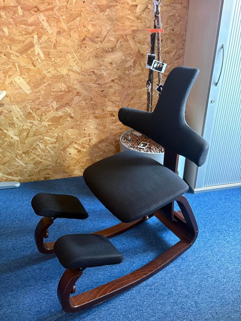 Varier Stokke Kniestoel met aanpasbare rugleuning, Zwart, Ophalen of Verzenden, Zo goed als nieuw, Eén