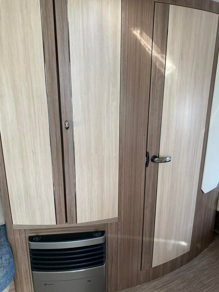 Hobby 495 UL De Luxe, 2 aparte bedden, Rondzit, Hobby, Disselslot