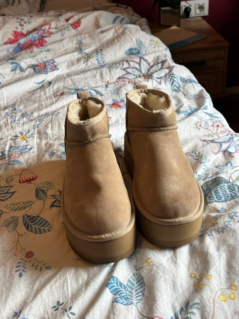 Nieuwe Uggs beigekleurig maat 42 nieuw en ongedragen!, Ophalen of Verzenden, Zo goed als nieuw