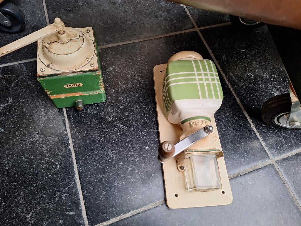 Brocante, oude keukenspullen en gereedschap, Ophalen