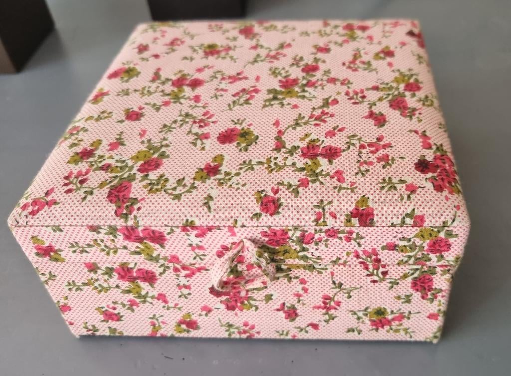 Brocante Frans stoffen doosje met roosjes
15 bij 15 cm, Antiek en Kunst, Curiosa en Brocante, Ophalen of Verzenden