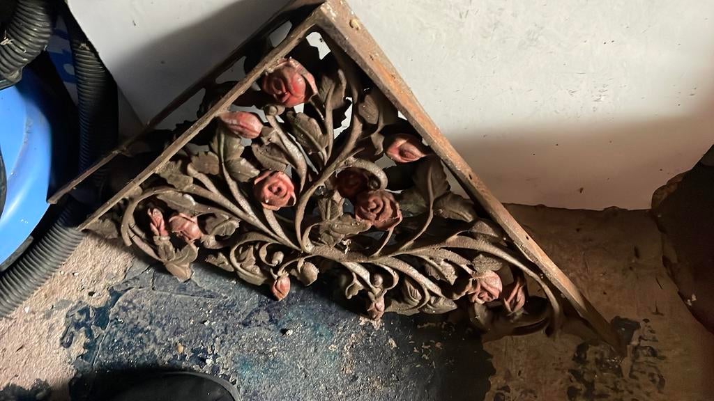 2 x hoeksteun schap steun gietijzer rozen, Ophalen of Verzenden, Zo goed als nieuw